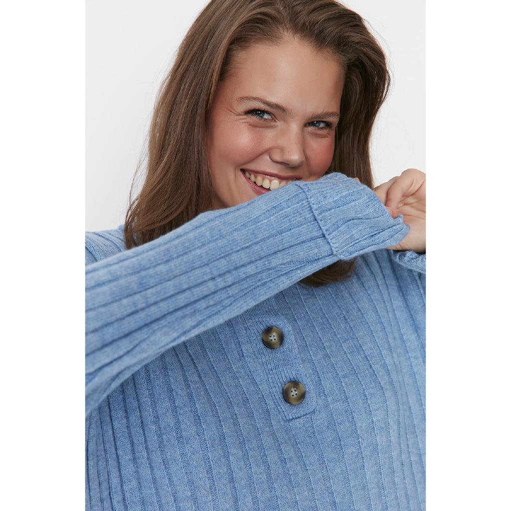 Трикотаж в рубчик с сиреневым воротником на пуговицах Tctaw23ak00035