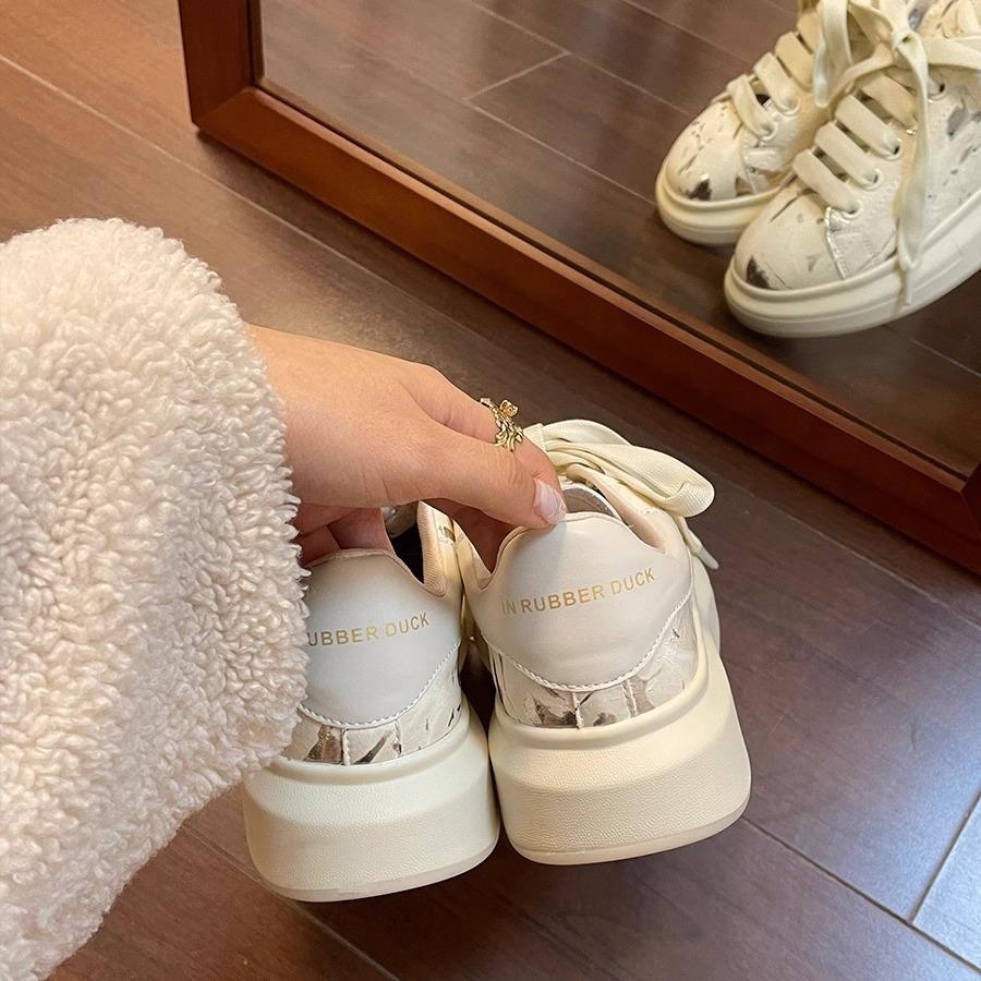 Gu Yunshu Блестящие повседневные туфли на толстой подошве, увеличивающие рост, белые туфли, женская повседневная обувь, весна 2024, новые спортивные туфли на шнуровке для женщин