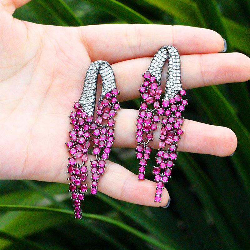 Элегантное вечернее платье игольного силуэта с длинными серьгами с бриллиантами, преувеличенные атмосферные циркониевые серьги