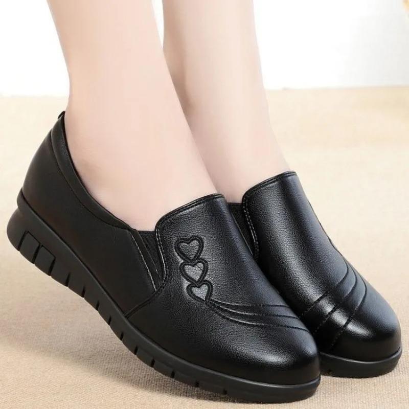 2025Soft Soled Mother Black Single Shoes Leather Non-slip Casual Comfortable Middle-aged Ladies Flat Shoes Ladies Leather Shoes