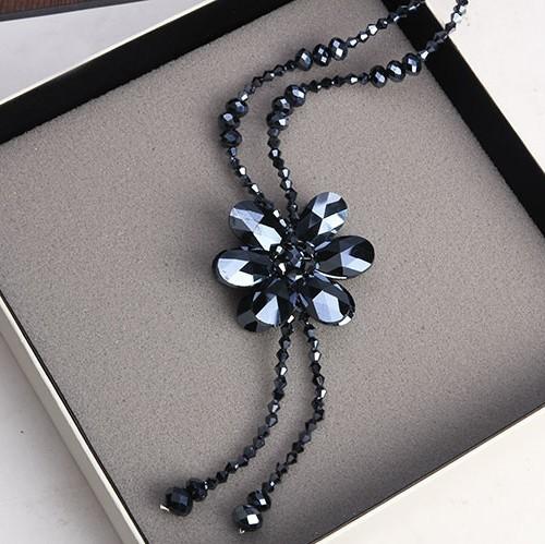 Геометрическое ожерелье с подвеской из больших и маленьких квадратов