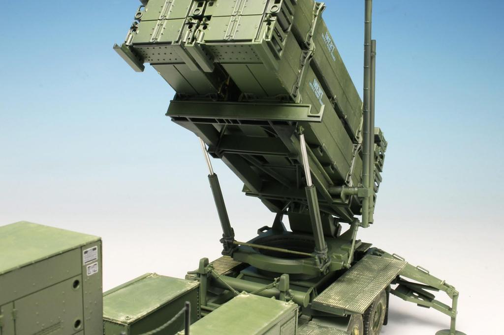 PLATZ Дракон Масштаб 1/35 Американский ЗРК MIM-104F Patriot PAC-3 Пусковая установка M901 с фототравлением, Пластиковый набор, BL3563SP (Военная техника)