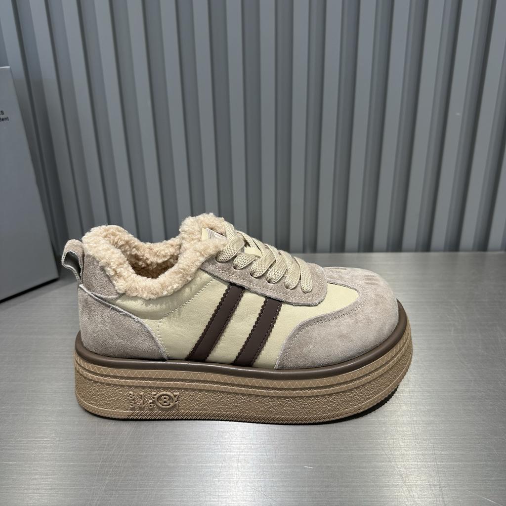 Корейская версия матовой кожи ретро моральные тренировочные туфли женские 2025 зимние бархатные теплые на толстой подошве пушистые туфли спортивные и повседневные кеды