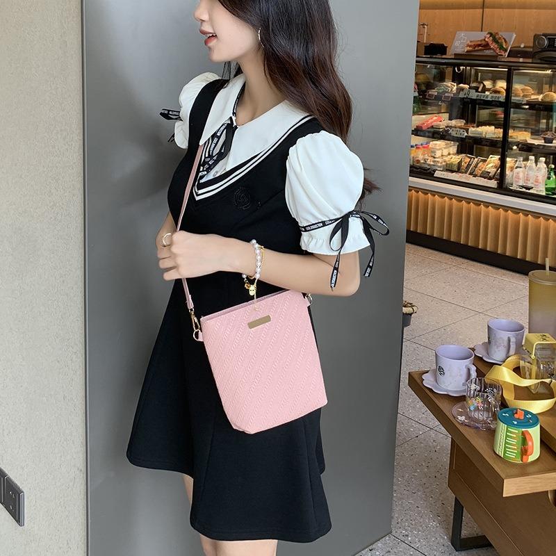 Small Bag Women's Embossed Woven Bucket Bag, a New Autumn Women's Shoulder Messenger Bag