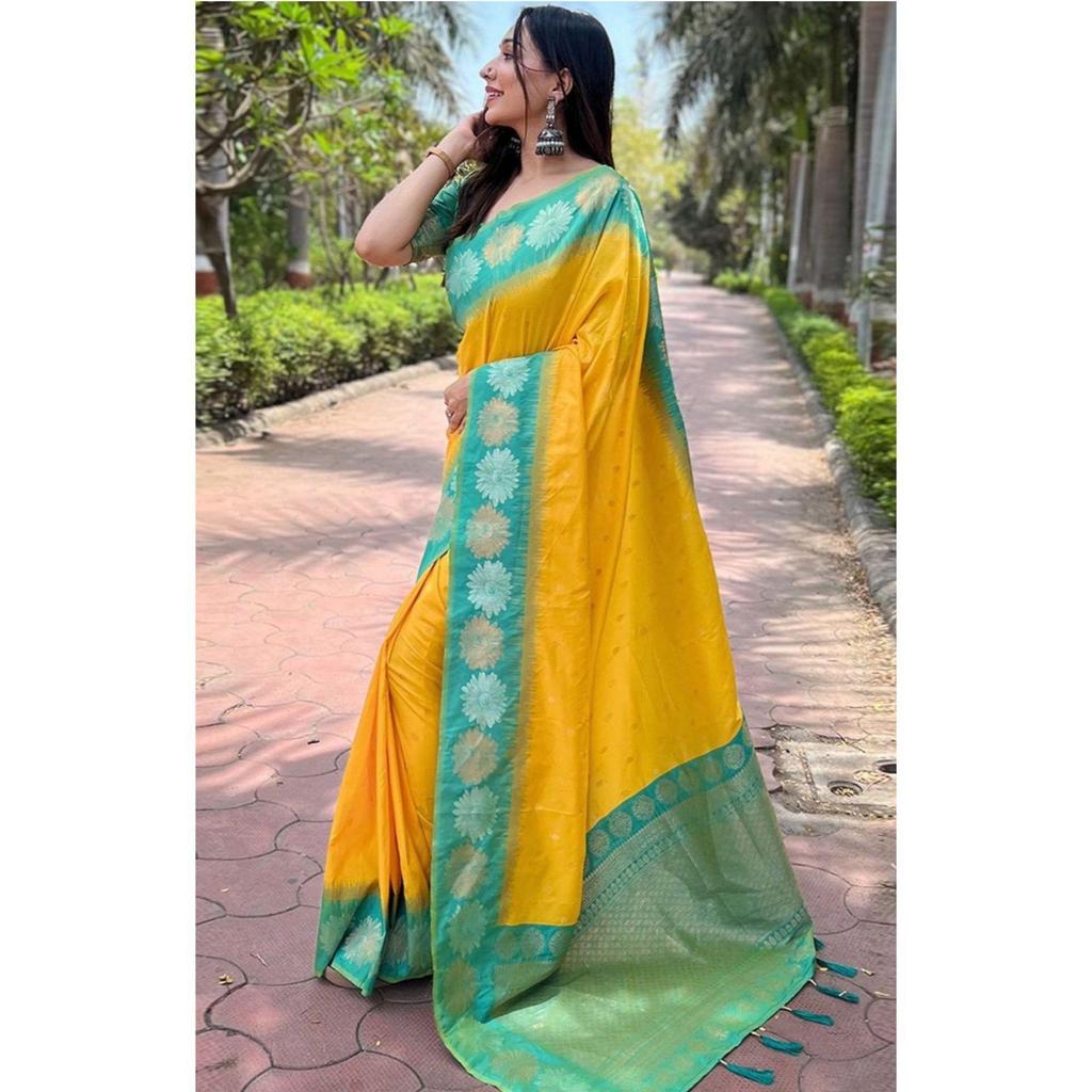 Красивая работа Зари в форме традиционных мотивов.  элегантно декорирован великолепным однотонным жаккардовым переплетением, которое придает наряду безупречный вид.