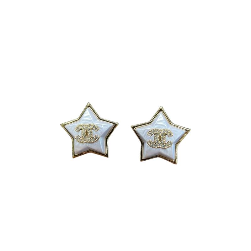 Chanel [Новинка 24C] Классические серьги-гвоздики со звездой и металлическим логотипом Double C для женщин, золотые