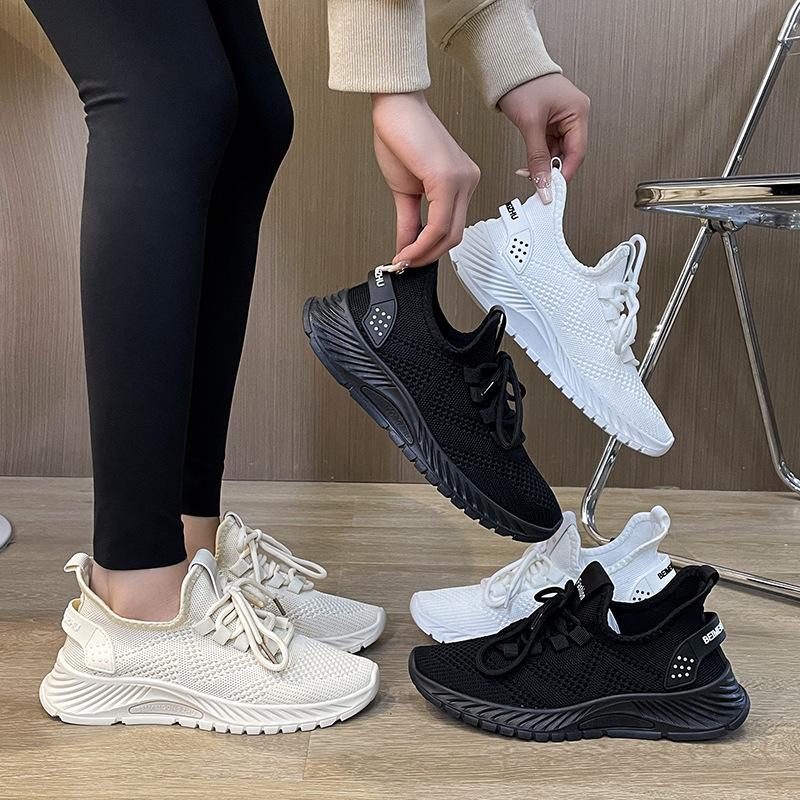 Женские кроссовки из летучей тканой сетки, новые весенние, летние и осенние, дышащие и универсальные, повседневные и легкие, с мягкой подошвой для бега