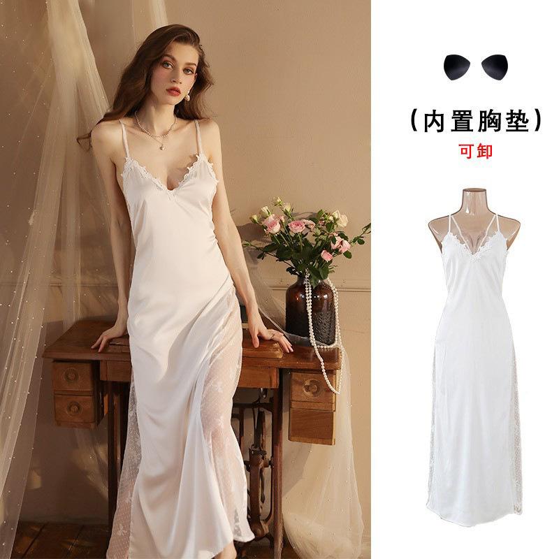 женская нижняя сорочка из шелка на манекене