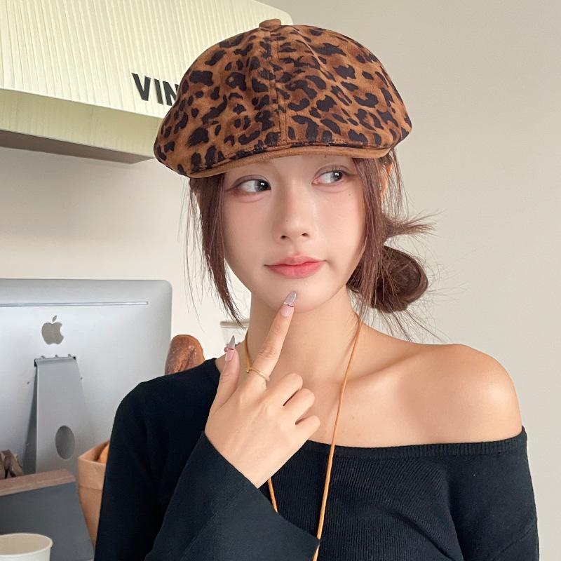 Новый восьмиугольный берет из замши с леопардовым принтом, кепка с козырьком, модная и универсальная шляпа, подчеркивающая лицо, для маленькой и большой окружности головы, кепка вперед для женщин