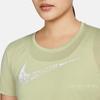 Nike Футболка с коротким рукавом Swoosh Run Split Logo Quick-Dry, женские топы, светло-оливково-зеленого цвета DM7778-371