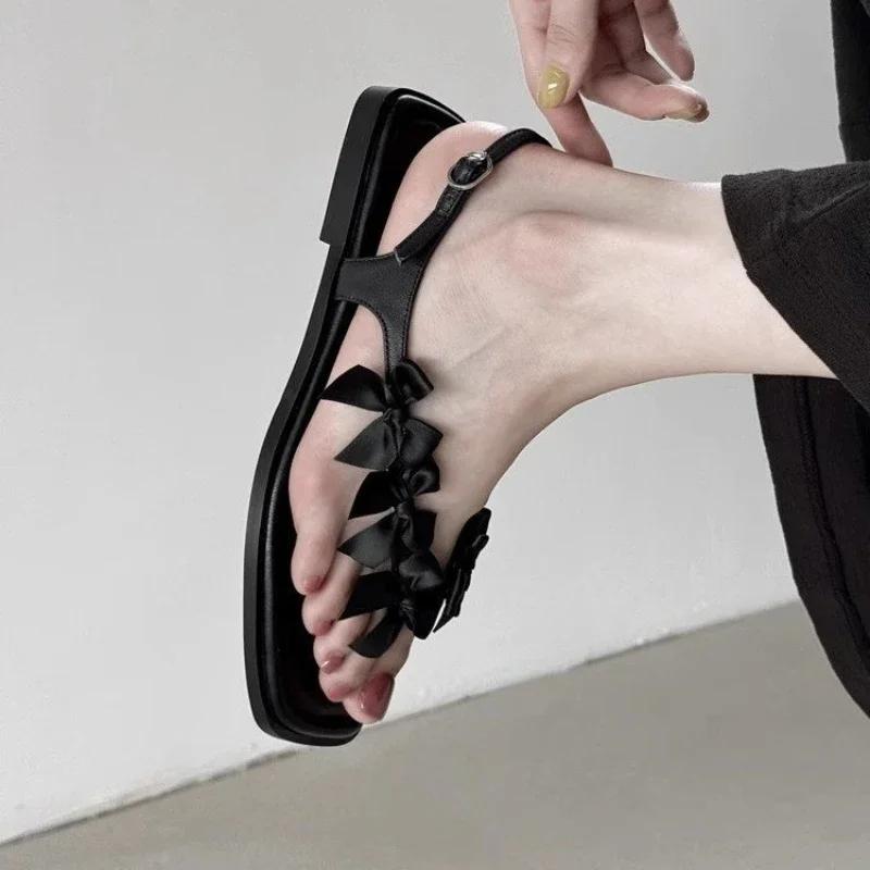 Модные Новые Милые Модные Женские Сандалии с Перемычкой для Пальцев Летние Нескользящие Женские Балетки Черные Белые Женские Повседневные Шлепанцы с Бантом Элегантные