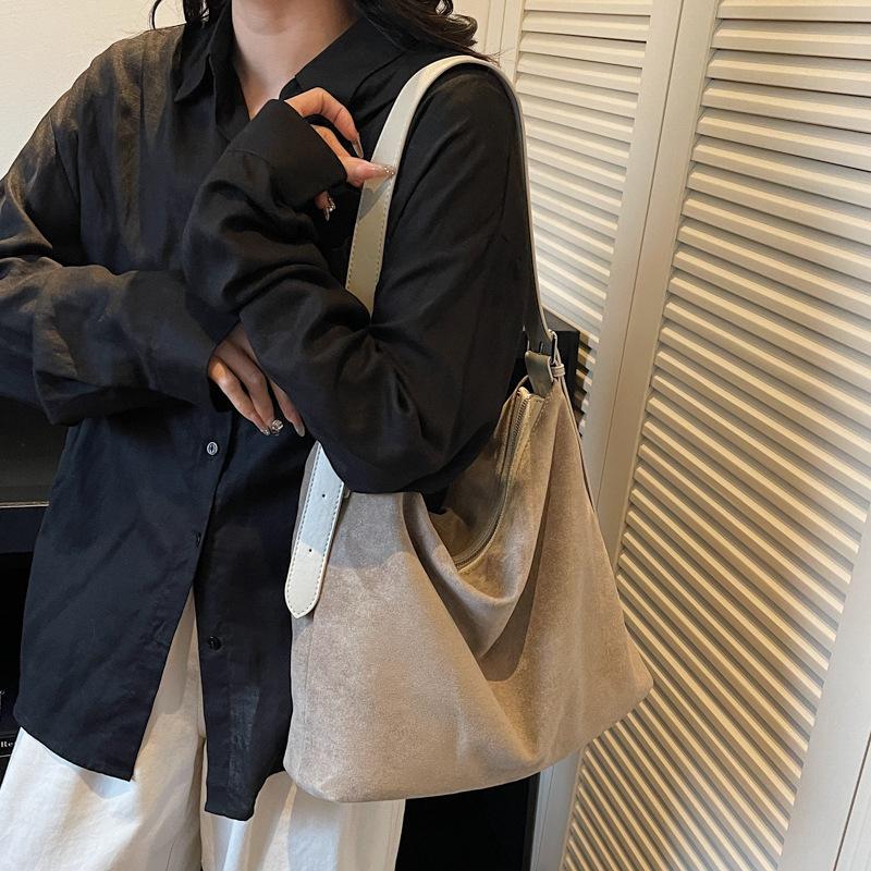 Замшевая сумка женская большой вместимости 2025 новая осенне-зимняя ретро сумка через плечо, сумка-мессенджер, сумка-тоут для通勤, сумка-ведро