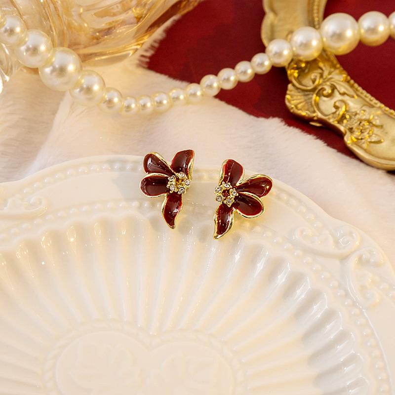 Серебряные серьги-игл с бриллиантами цвета красного вина в форме цветка - французский ретро-стиль с простыми пряжками