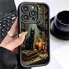 Черный кейс для iPhone 15/16/17 Pro Max с рисунком «Кошка и Ворона» и черной канавкой