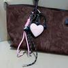 Кожаный брелок для автомобиля в форме розового сердца, персонализированный кулон для мужской и женской сумки, изысканный брелок