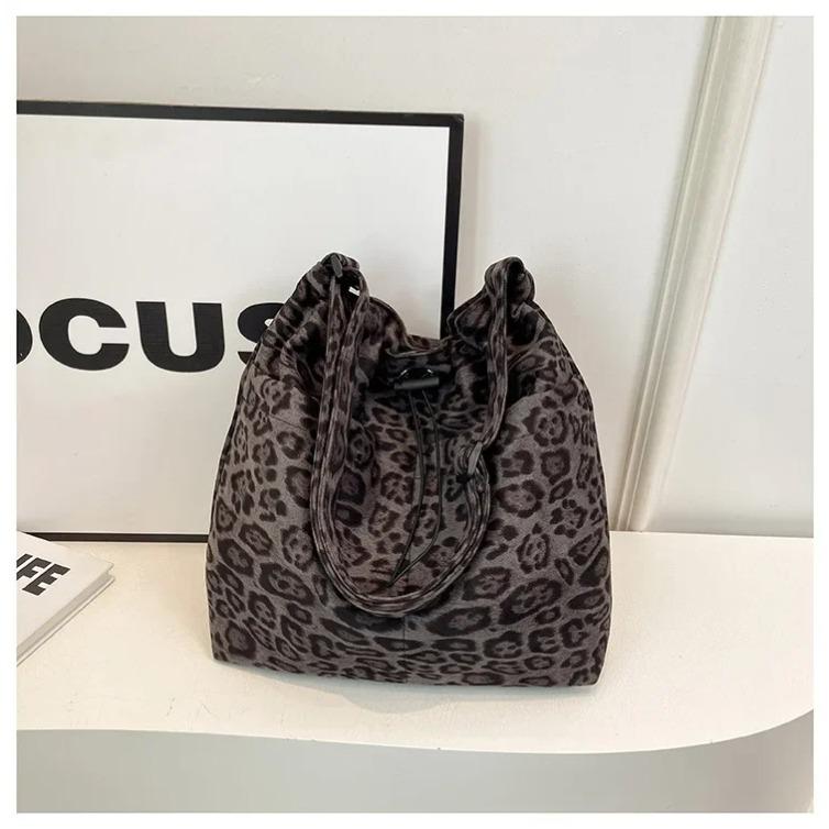 Large Capacity Leopard Print Women's Bag New Versatile Retro Messenger Bag of High Value Elegant Shoulder Bag