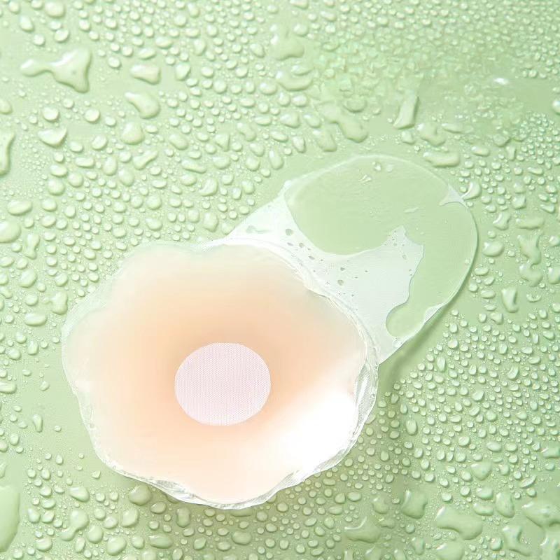 Многоразовые силиконовые накладки на соски с невидимой подтягивающей конструкцией, доступны в круглой и цветочной формах.
