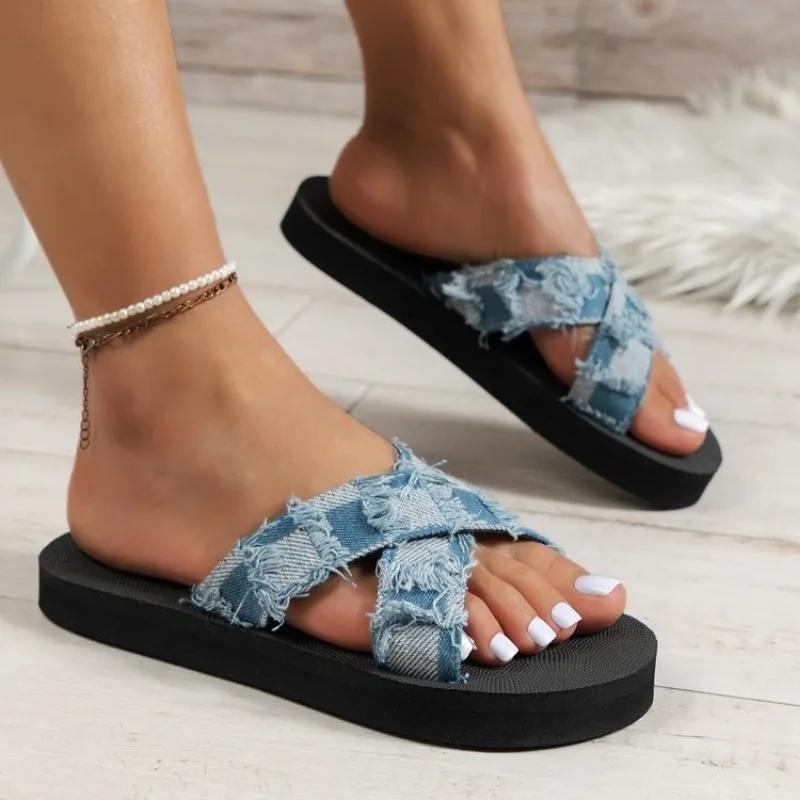 Мода 2024 года. Новые тапочки. Женские тапочки больших размеров с перекрестными ремешками. Джинсовая клетчатая одежда в европейском и американском стиле для отдыха. Пляжные тапочки.