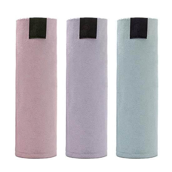 Прочное полотенце для пилатеса, не скатывается, не имеет запаха, не скользит.