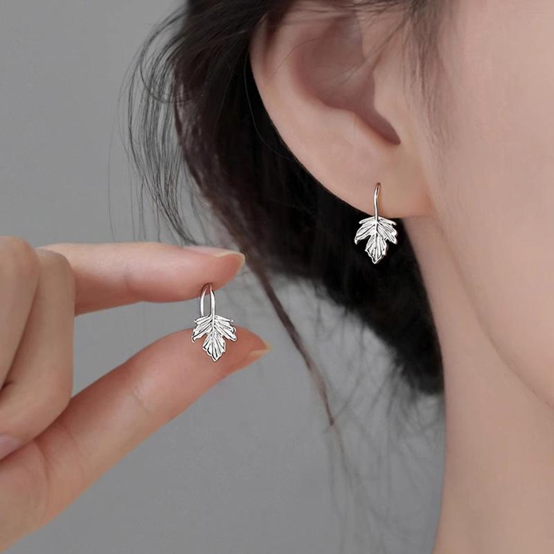 Light Luxury Maple Leaf Earrings Women's Simple Niche Design Sense Leaf Stud Earrings Personalized Leaf Earrings