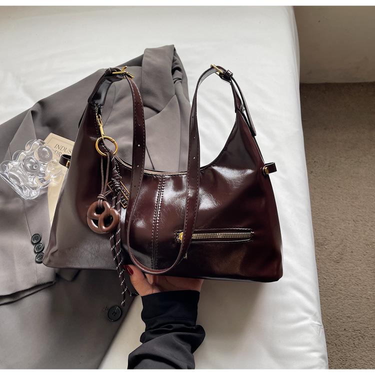 2025 новая маленькая сумка подмышку женская универсальная трендовая модная сумочка повседневная на плечо сумка-мессенджер