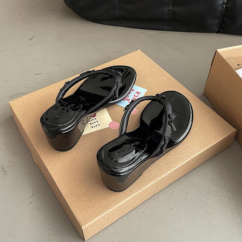 Маленький человек увеличивает высоту склона каблук зажимает ногу шлепанцы туфли женская обувь новые летние однотонные босоножки сандалии с носками