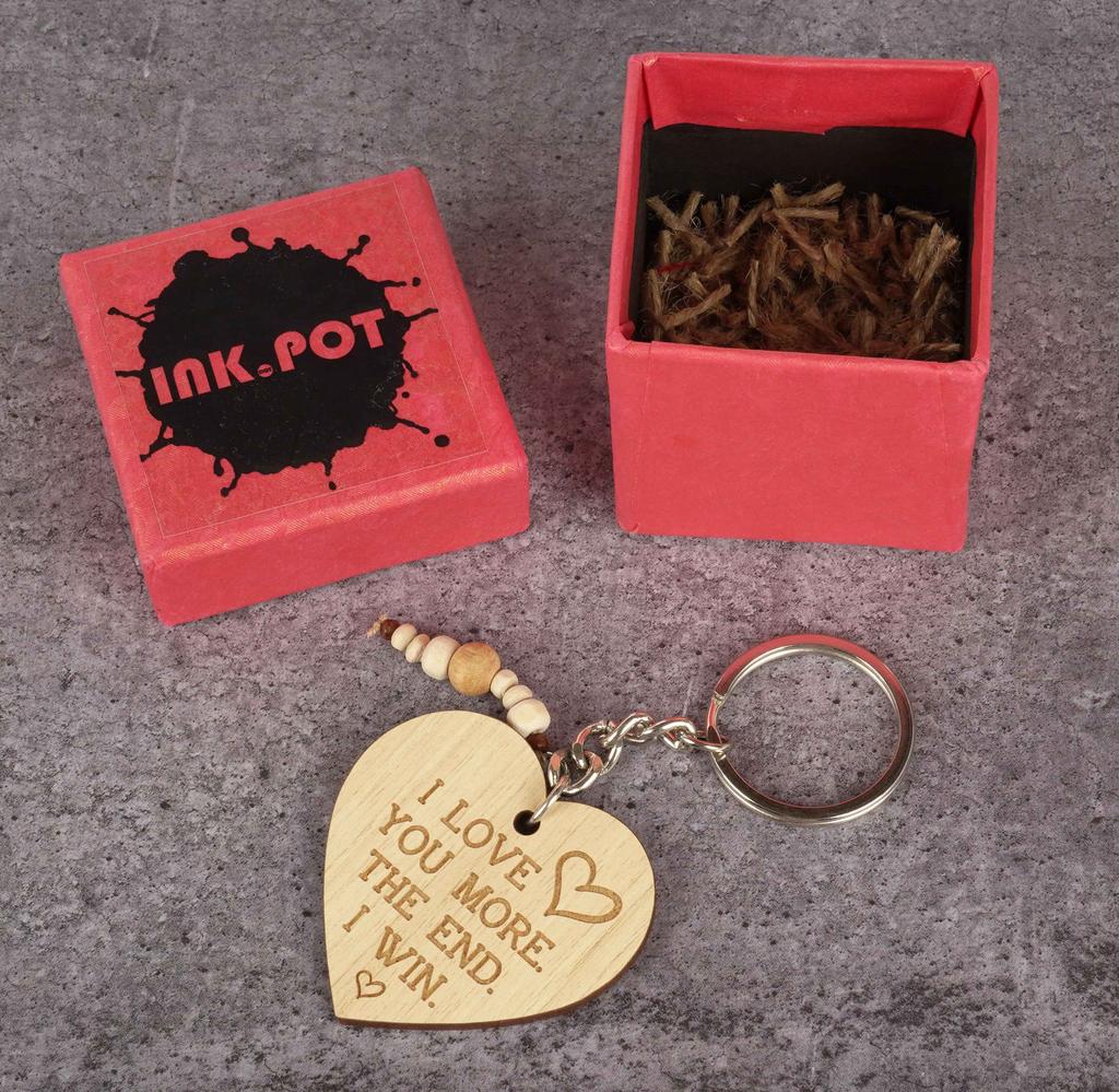 Inkdotpot Смешной брелок Я люблю тебя больше Конец Я выиграл. Дерево с гравировкой