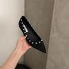 2025 новая весна французская замша туфли с заклепками женские универсальные маленькие ароматные офисные туфли с острым носком на плоской подошве мелкие одиночные туфли тренд