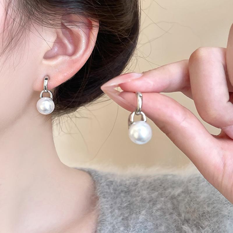 French Retro Pearl Earrings for Women - Timeless, Chic, Hong Kong Style.