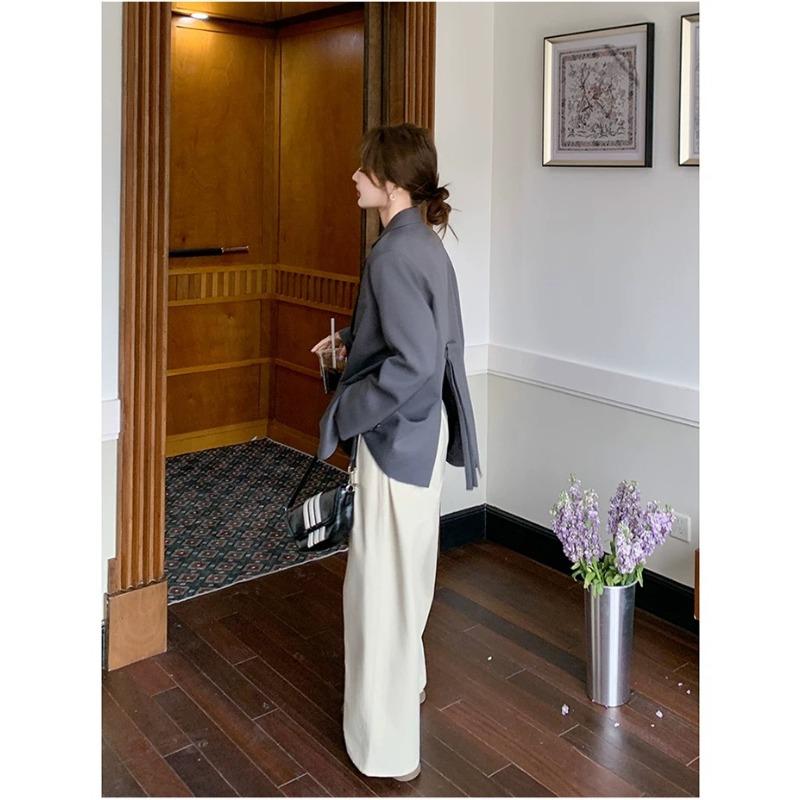 Стильный серый блейзер женский повседневный офисный на весну-осень с дизайном разреза и бантом