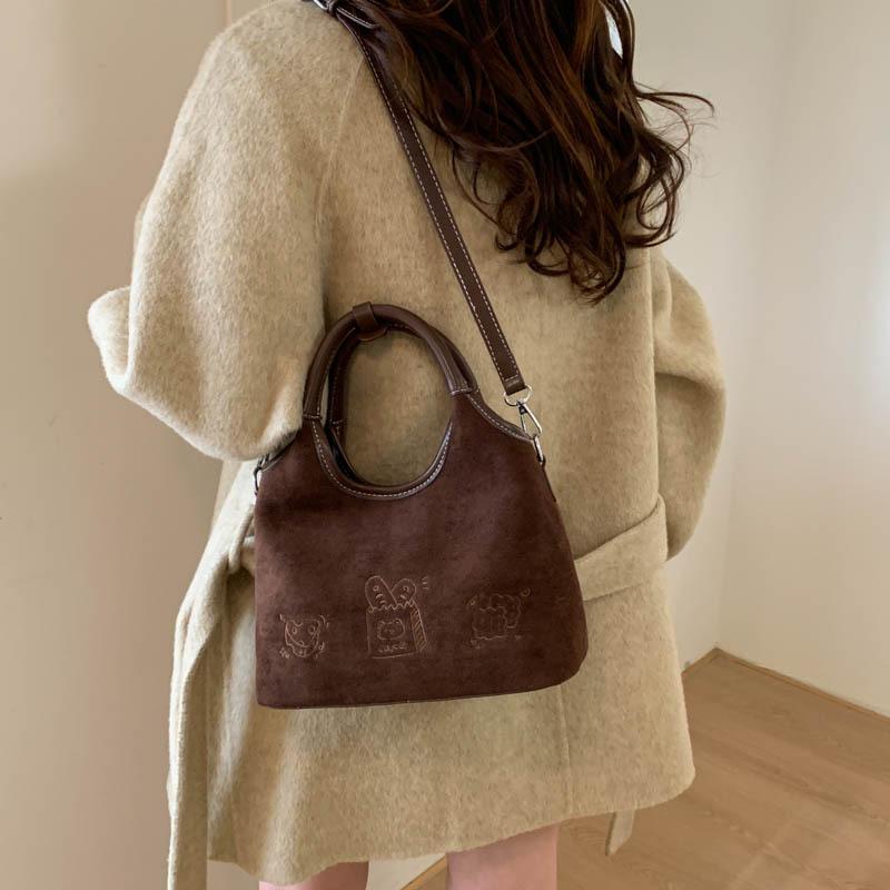 Ретро нишевая матовая сумка женская 2025 новая изысканная универсальная сумка-мессенджер модная супер огонь сумочка маленькая сумка