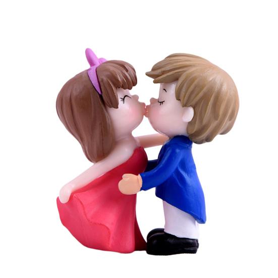 Resin Kissing Bride Groom Model Figurine Miniature Wedding Scenery Ornaments