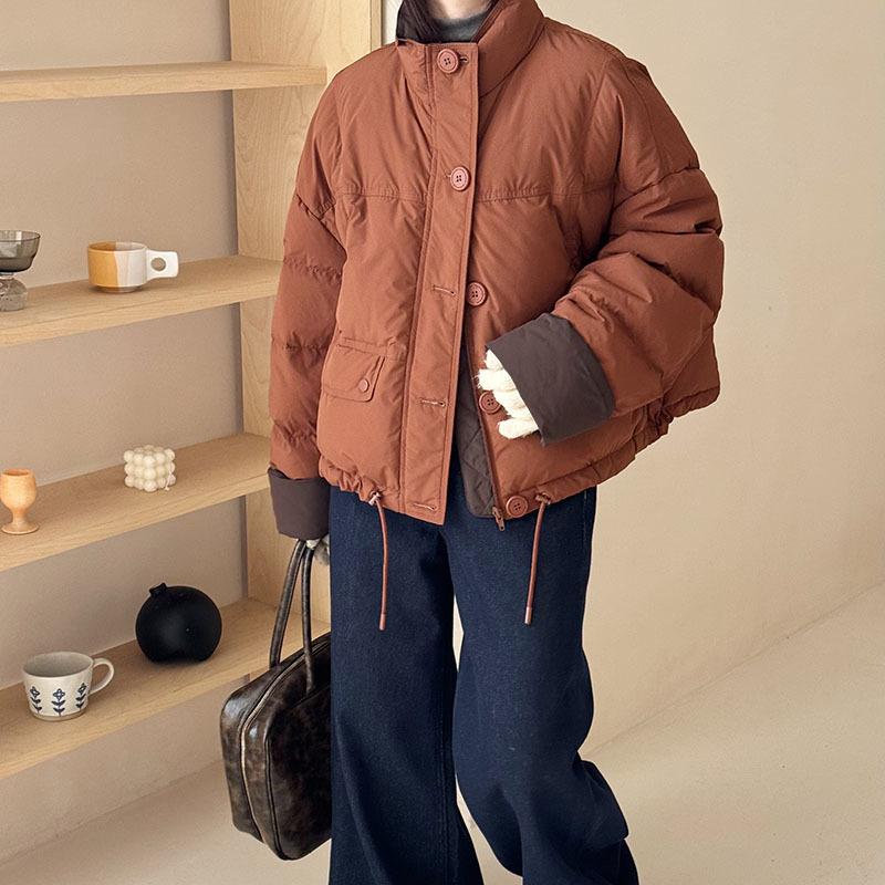 Контрастный цвет маленький 90 белый утиный пуховик женский короткий 2024 зима модный дизайн чувство утолщенный воротник стойка куртка хлеб