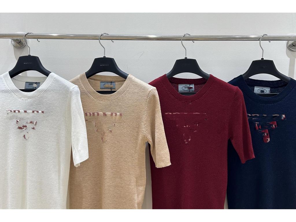 Женская белая футболка приталенного кроя с летним вышитым логотипом