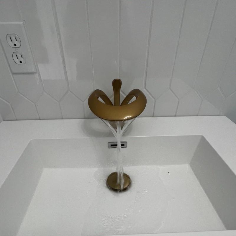 Beautiful and Functions Single Handle Bathroom Sink Faucet, Waterfall Curved Shape Design Single Hole Lavatory Faucet Basin Mixer Tap