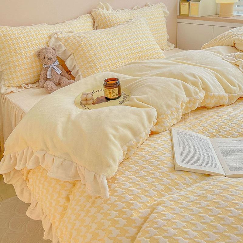 Утолщенный комплект из четырех предметов из молочного флиса, Утолщенное постельное белье из флиса, Зимний резной коралловый флис, Пододеяльник, Простыня, Юбка для кровати