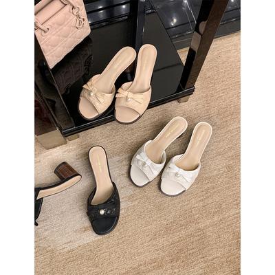 Женские шлепанцы на высоком каблуке из овчины с жемчужным бантом, на толстом каблуке, вышитые нитью, с открытым носком, крутые шлепанцы для улицы, лето