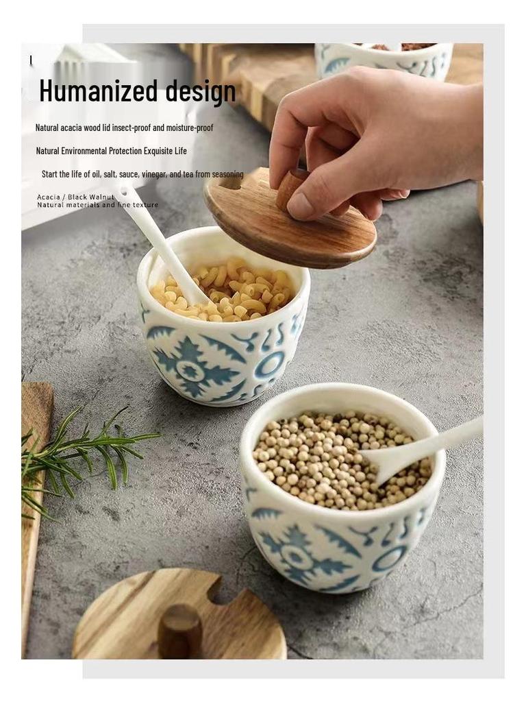 Набор японских приправ: Набор из трех рельефных керамических банок с деревянной подставкой и ложкой