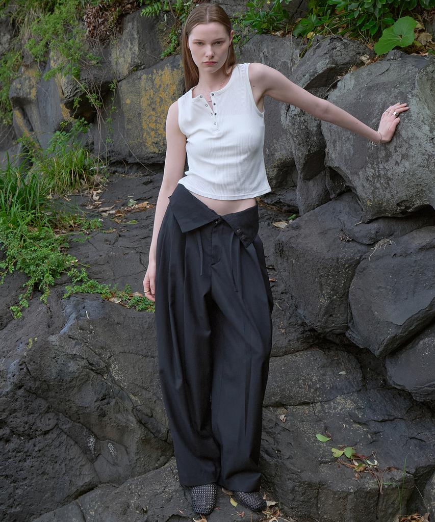 NOIRER FOR WOMAN Folded Loose Fit Slacks (Black)