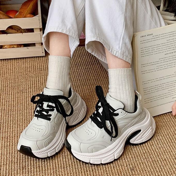 Ретро универсальные туфли для папы на маленькой платформе, женская обувь 2025 года, новая легкая обувь для увеличения роста, повседневная спортивная обувь