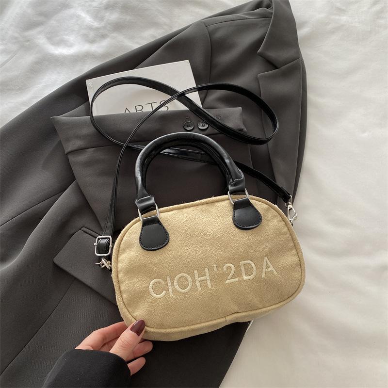 2025 Новая замшевая переносная сумка для боулинга, женская нишевая модная универсальная сумка через плечо с текстурированной небольшой квадратной сумкой