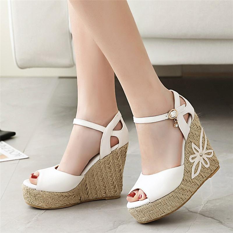 Модные босоножки на танкетке, женская летняя обувь, модные трикотажные гладиаторские шлепанцы на платформе, повседневные белые и розовые туфли для вечеринок, женские, большой размер 45