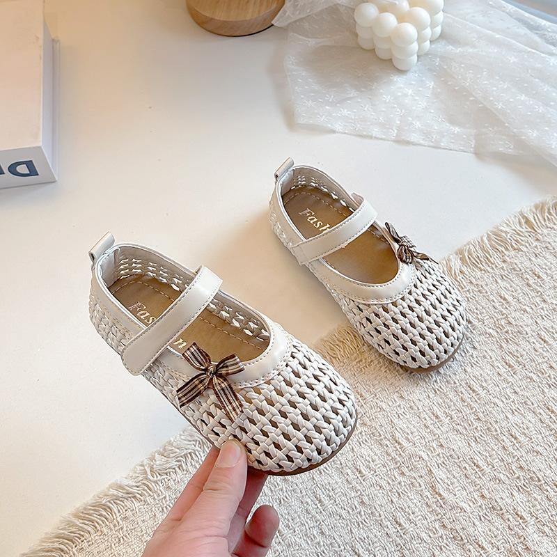 Girls' woven sandals2026Summer new children's solid color cute bow hollow sandals for small, medium, and large children