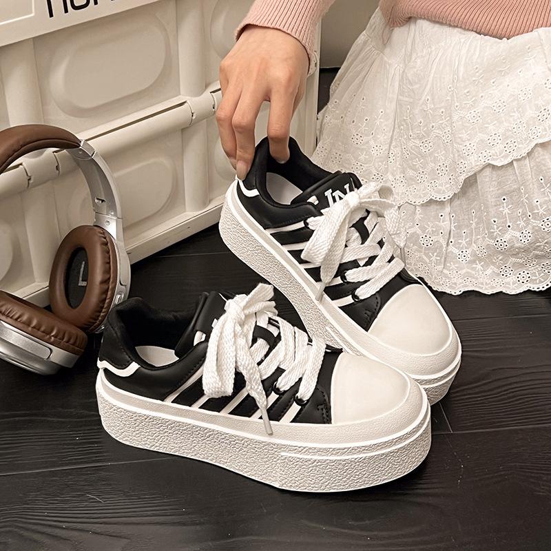 Niche Platform White Shoes Women's Leather Board Shoes Women's 2025 New Bread Shoes Muffin Height Increase Shorty Music Sports