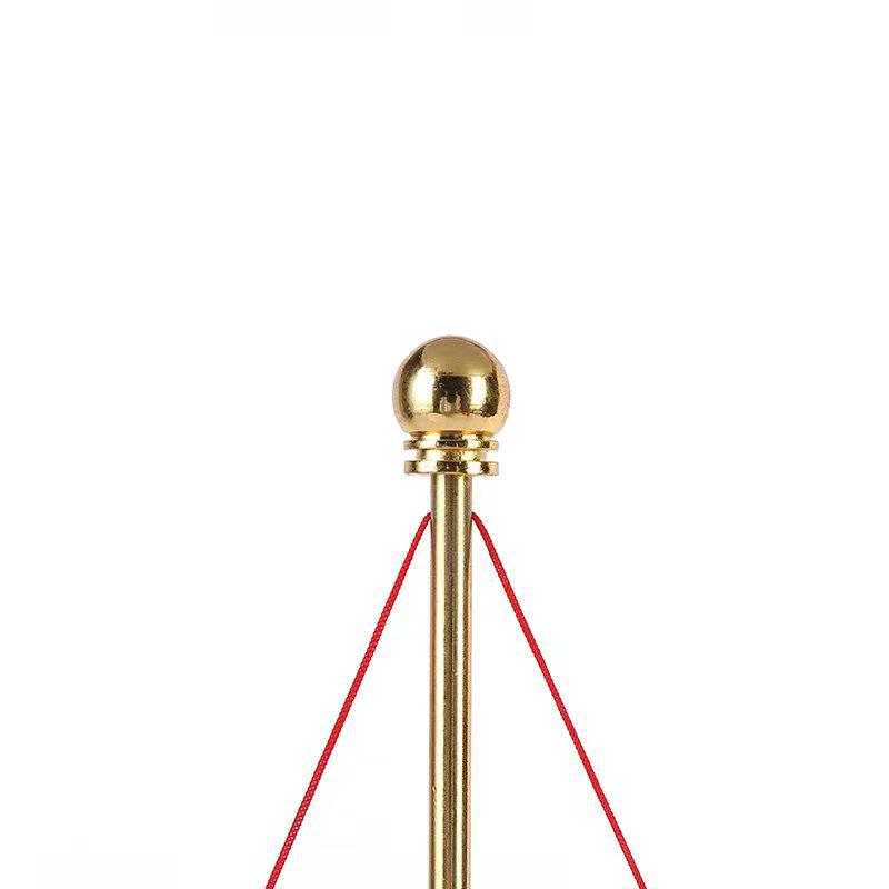 Красный односторонний рекламный флаг с металлической основой и поперечной перекладиной, оснащенной веревкой