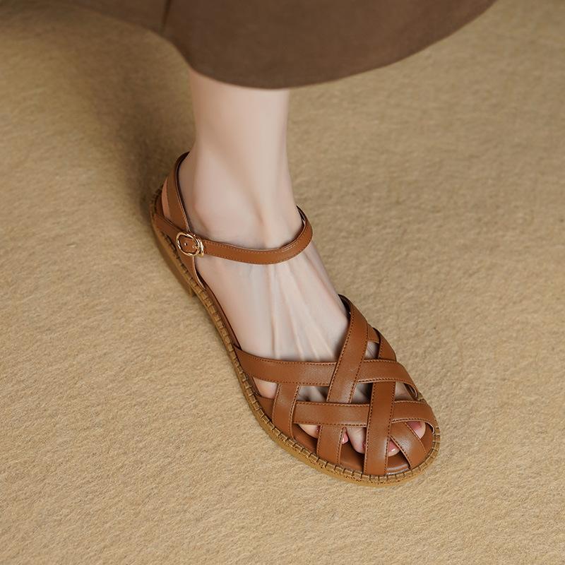 2025 летние новые ретро сандалии с полым носком-мешком женские повседневные белые тапочки с толстым каблуком и пустой задней частью на плоской подошве