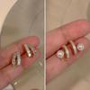 Серьги в форме барочного сердца из серебряной иглы с жемчугом и цирконами
