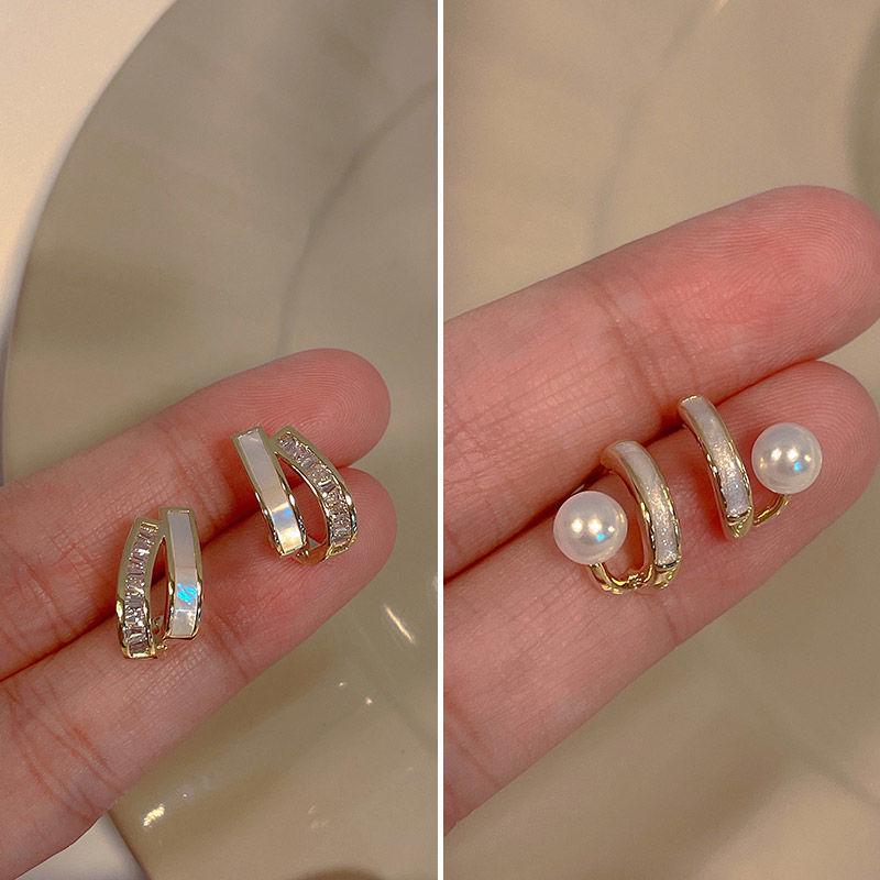 Серьги в форме барочного сердца из серебряной иглы с жемчугом и цирконами