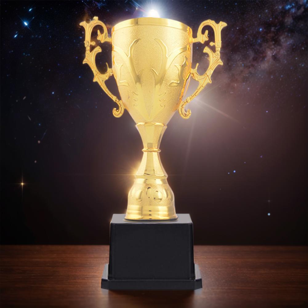 Награды, трофеи, кубки, соревнования, кубки, детские трофеи, игрушки, футбольные медали, трофеи, спортивные сувениры.