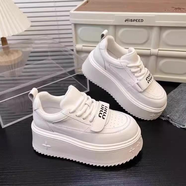 Чжао Рут, тот же стиль увеличивает высоту на 6 см маленькие белые туфли женская обувь 2025 новые универсальные туфли на толстой подошве на высоком каблуке повседневные